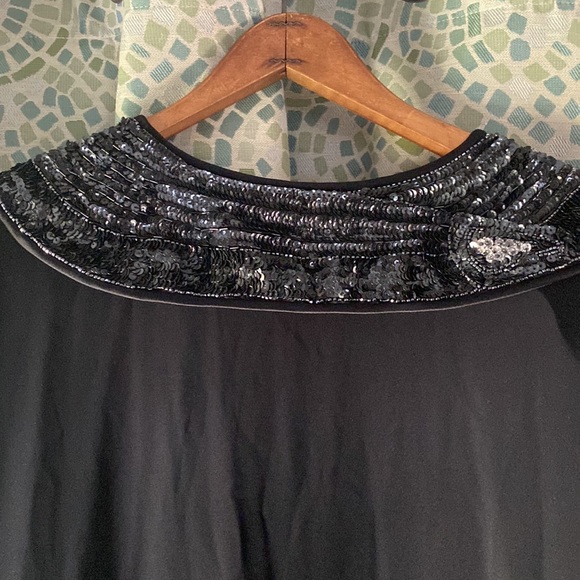 Black dress with sequin and beaded detailing 16 - Picture 4 of 12